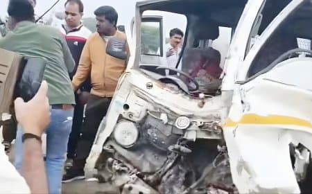 बैतूल : स्कूल वैन और तूफान जीप की टक्कर में एक छात्रा की मौत, 11 घायल