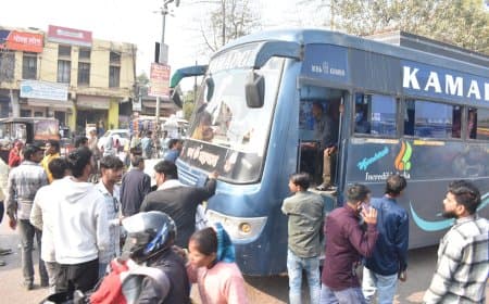 बस स्टैंड शिफ्टिंग विवाद पर प्रशासन और बस ऑपरेटर आमने-सामने धरना हड़ताल