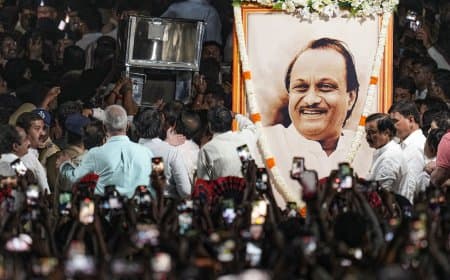 अजित पवार को समर्थक दे रहे श्रद्धांजलि... थोड़ी देर में होगा अंतिम संस्कार