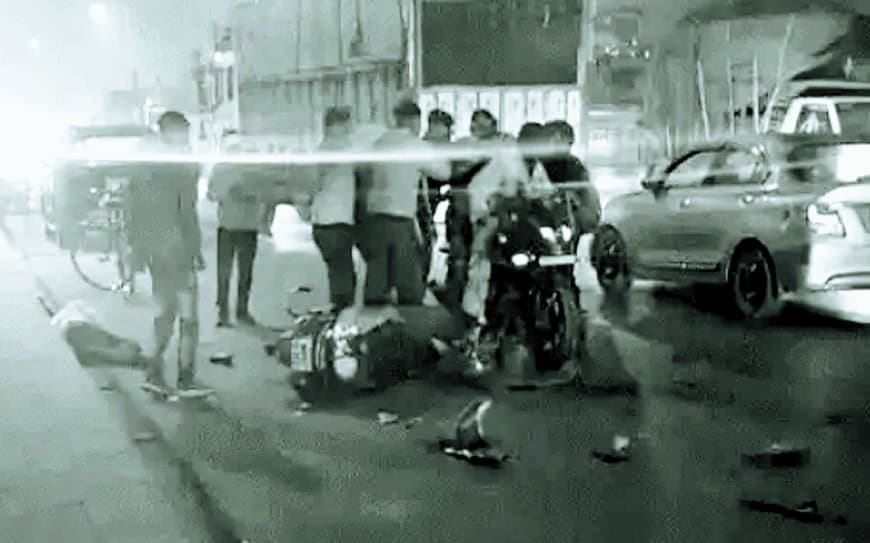 अज्ञात वाहन का कहर, रेलवे ओवरब्रिज पर कई बाइक सवार गंभीर घायल अज्ञात वाहन का कहर, रेलवे ओवरब्रिज पर कई बाइक सवार गंभीर घायल