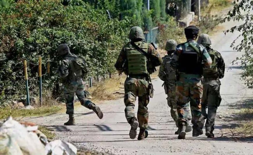 जम्मू-कश्मीर: मुठभेड़ में आठ जवान घायल... जैश के आतंकी घिरे दूसरी तरफ सुरक्षाबलों ने आतंकियों को घेर लिया है।