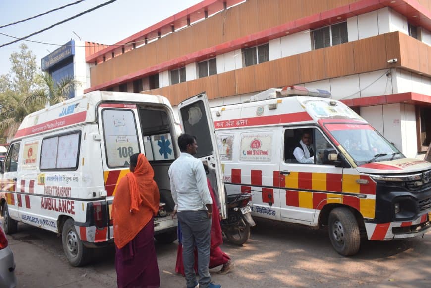 अतिक्रमण और जाम ने सतना जिला अस्पताल में एम्बुलेंस की राह मुश्किल बनाई अतिक्रमण और जाम ने सतना जिला अस्पताल में एम्बुलेंस की राह मुश्किल बनाई