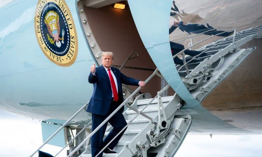 जाना था दावोस: ट्रंप का एयर फोर्स वन विमान तकनीकी खराबी के कारण लौटा जाना था दावोस: ट्रंप का एयर फोर्स वन विमान तकनीकी खराबी के कारण लौटा
