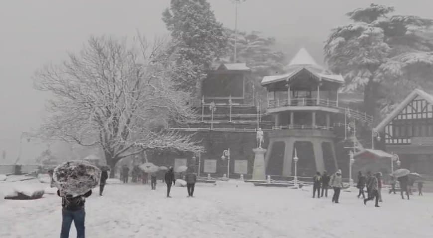 दिल्ली में बारिश से लगा जाम: श्रीनगर से मनाली तक भारी बर्फबारी दिल्ली में बारिश से लगा जाम: श्रीनगर से मनाली तक भारी बर्फबारी