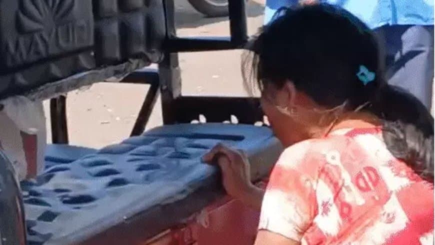 भोपाल में पुलिस की बदसलूकी: ई-रिक्शा चालक की पत्नी ने खाया जहर, सड़क पर हंगामा और तोड़फोड़ भोपाल में पुलिस की बदसलूकी: ई-रिक्शा चालक की पत्नी ने खाया जहर, सड़क पर हंगामा और तोड़फोड़