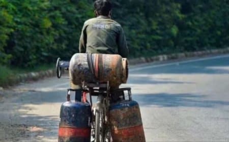 होली पर झटका...सिलेंडर के बढ़े दाम... अब बिना सिम नहीं चलेगा वॉट्सऐप