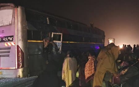 लखनऊ-दिल्ली हाईवे पर हादसा: अयोध्या जा रही बस ट्रक से टकराई