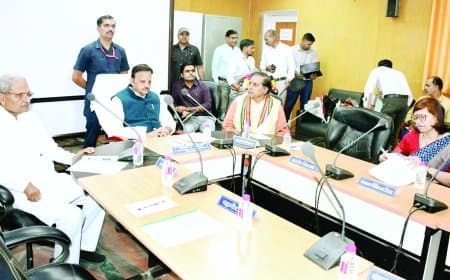 डिप्टी सीएम ने डीन को फटकारा, बोले आपकी मंशा ठीक नहीं लगती