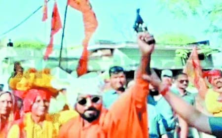 कलश यात्रा में हर्ष फायरिंग, गनमैन ने लोड की रिवाल्वर साधू ने चलाई गोली