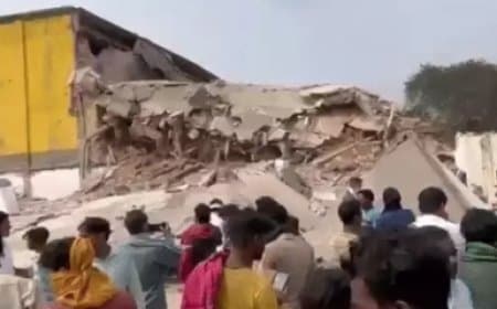 प्रयागराज में बड़ा हादसा: कोल्ड स्टोरेज ढहा, मलबे में 20 लोगों के दबे होने की आशंका, अमोनिया गैस का रिसाव