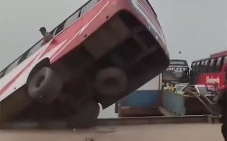 बांग्लादेश: नाव पर चढ़ा रहे थे बस, नदी में गिरी, 25 की डूबने से मौत