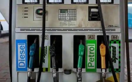 भारत: सरकार ने पेट्रोल पर उत्पाद शुल्क घटाकर तीन किया, डीजल पर शून्य