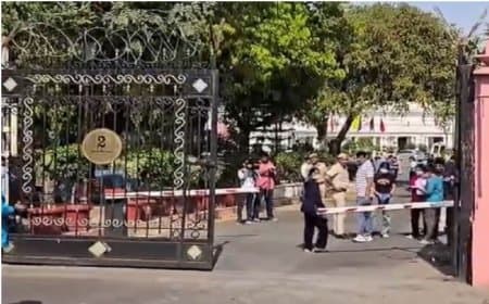 दिल्ली विधानसभा सुरक्षा चूक: बैरियर तोड़कर घुसी नकाबपोश की कार, विधानसभा अध्यक्ष के दफ्तर पर रखा गुलदस्ता दिल्ली विधानसभा सुरक्षा चूक: बैरियर तोड़कर घुसी नकाबपोश की कार, विधानसभा अध्यक्ष के दफ्तर पर रखा गुलदस्ता