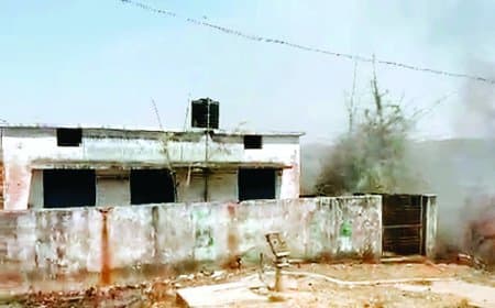 आंगनबाड़ी में लगी भीषण आग, सूझबूझ से सात बच्चों की जान बचाई गई आंगनबाड़ी में लगी भीषण आग, सूझबूझ से सात बच्चों की जान बचाई गई