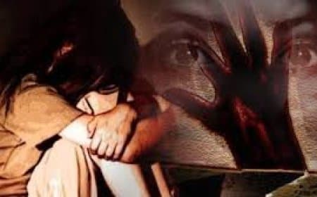 इंदौर: महू के बेरछा जंगल में छात्रा के साथ दरिंदगी, बचाने आए दोस्त को बेरहमी से पीटा; आरोपियों की तलाश जारी इंदौर: महू के बेरछा जंगल में छात्रा के साथ दरिंदगी, बचाने आए दोस्त को बेरहमी से पीटा; आरोपियों की तलाश जारी