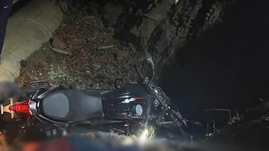 मध्यप्रदेश: मंडला में दो बाइक की भिड़ंत, तीन युवकों की मौत दुर्घटना चारटोला के पास हलोन बांध मार्ग पर, टोल प्लाजा से कुछ किलोमीटर दूर हुई।