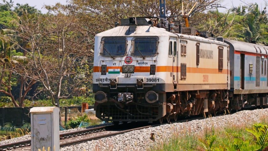 उत्तराखंड में टला बड़ा हादसा: बिना इंजन दौड़ा ट्रेन का कोच, फिर बेपटरी उत्तराखंड में टला बड़ा हादसा: बिना इंजन दौड़ा ट्रेन का कोच, फिर बेपटरी