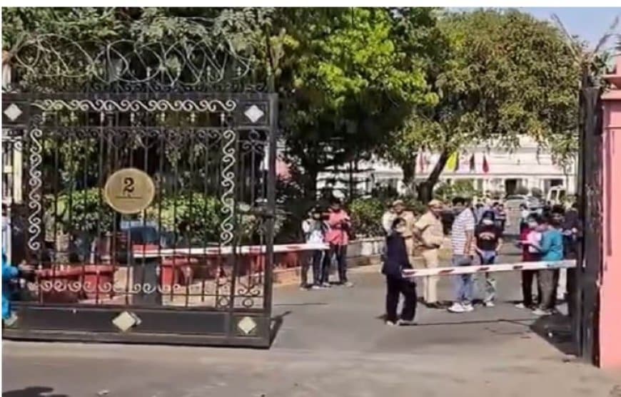 दिल्ली विधानसभा सुरक्षा चूक: बैरियर तोड़कर घुसी नकाबपोश की कार, विधानसभा अध्यक्ष के दफ्तर पर रखा गुलदस्ता दिल्ली विधानसभा सुरक्षा चूक: बैरियर तोड़कर घुसी नकाबपोश की कार, विधानसभा अध्यक्ष के दफ्तर पर रखा गुलदस्ता