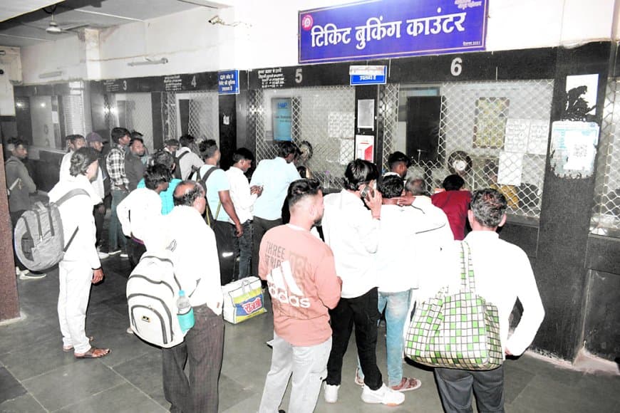 अब ट्रेन आने के काफी पहले लगानी होगी स्टेशन की दौड़, अब मुंह चिढ़ा रही एटीवीएम मशीनें अब ट्रेन आने के काफी पहले लगानी होगी स्टेशन की दौड़, अब मुंह चिढ़ा रही एटीवीएम मशीनें