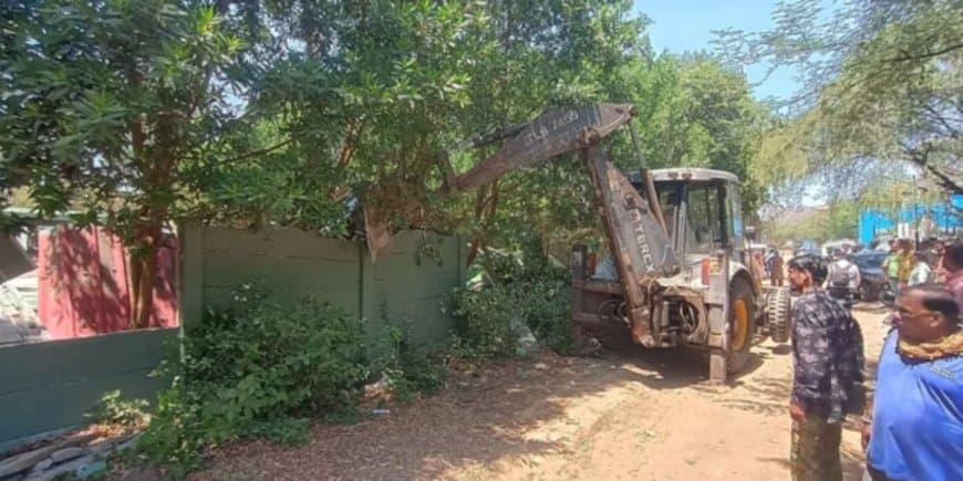 भोपाल बड़ा तालाब अतिक्रमण कार्रवाई: हलालपुरा और बैरागढ़ में अवैध निर्माण ध्वस्त, 347 कब्जे चिन्हित भोपाल बड़ा तालाब अतिक्रमण कार्रवाई: हलालपुरा और बैरागढ़ में अवैध निर्माण ध्वस्त, 347 कब्जे चिन्हित