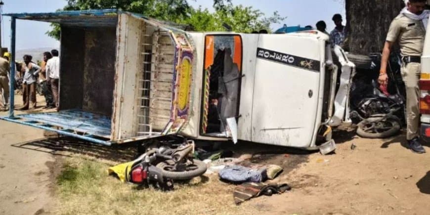 महेश्वर पिकअप हादसा: गुर्जर मोहना में बारात को पिकअप ने रौंदा, दूल्हे समेत 25 घायल, बहन की हालत गंभीर महेश्वर पिकअप हादसा: गुर्जर मोहना में बारात को पिकअप ने रौंदा, दूल्हे समेत 25 घायल, बहन की हालत गंभीर