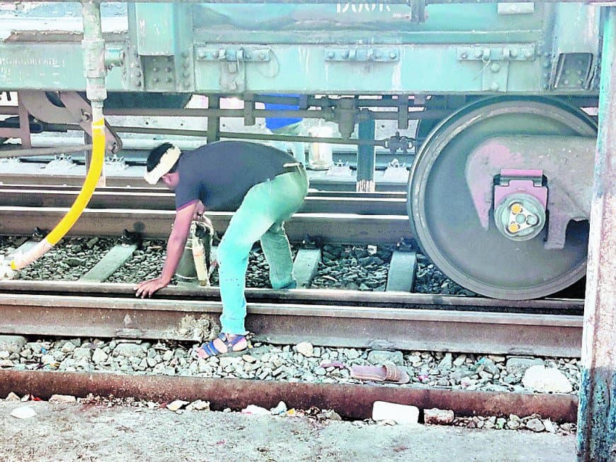 जान जोखिम में डाल ट्रैक पार करते वेंडर, नियमों की धज्जियां उड़ती रहीं रोज जान जोखिम में डाल ट्रैक पार करते वेंडर, नियमों की धज्जियां उड़ती रहीं रोज