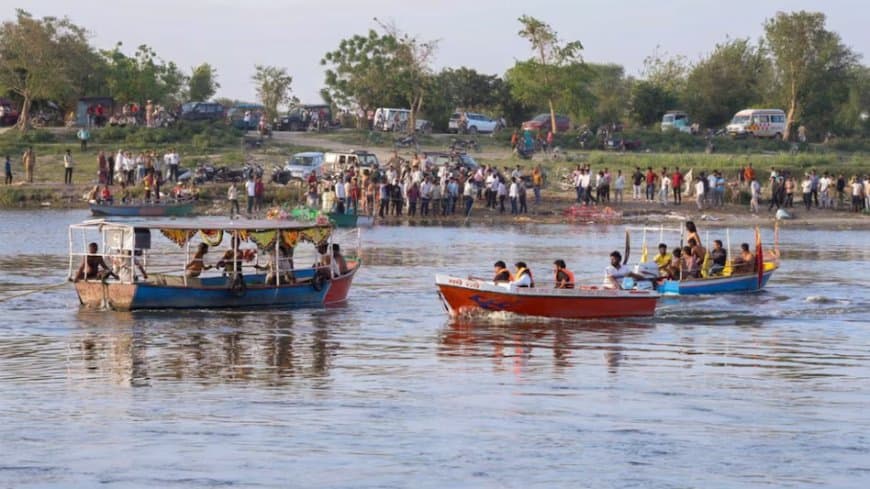 वृंदावन नाव हादसा: यमुना में रेस्क्यू ऑपरेशन जारी, अब तक 11 की मौत और 4 लापता वृंदावन नाव हादसा: यमुना में रेस्क्यू ऑपरेशन जारी, अब तक 11 की मौत और 4 लापता