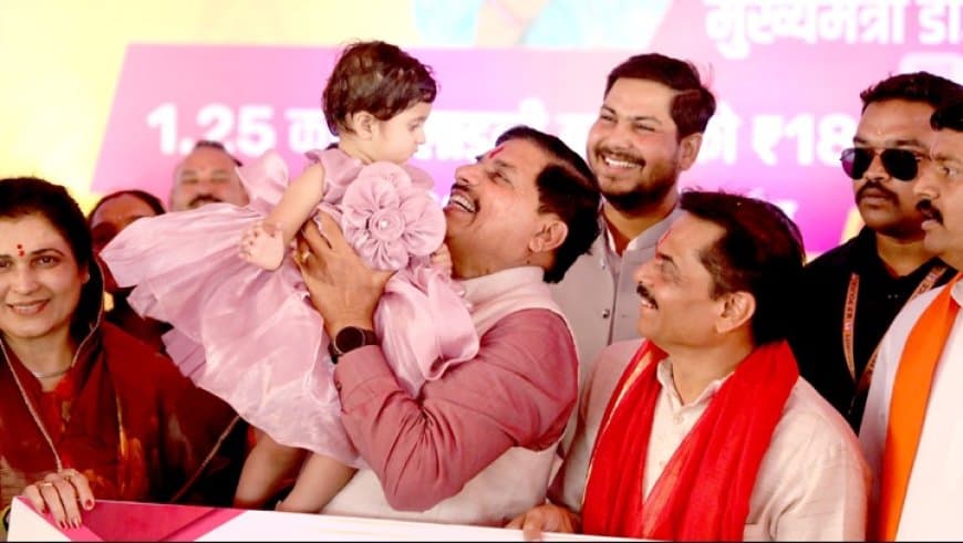 आष्टा न्यूज़: सीएम मोहन यादव का रोड शो, लाड़ली बहनों को मिली 1836 करोड़ की किस्त और 185 करोड़ के विकास कार्यों की सौगात मुख्यमंत्री डॉ. मोहन यादव ने आष्टा में विकास कार्यों का लोकार्पण किर्या।लाड़ली बहनों का राशि दी।