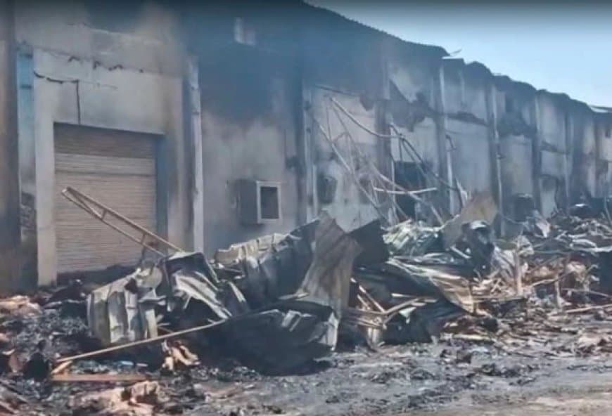 छिंदवाड़ा डिस्पोजल फैक्ट्री में लगी आग, मालिक ने जान पर खेलकर बाहर निकाले 28 लाख कैश छिंदवाड़ा डिस्पोजल फैक्ट्री में लगी आग, मालिक ने जान पर खेलकर बाहर निकाले 28 लाख कैश