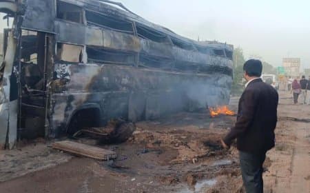 गुजरात में हादसा: आधी रात ट्रक की टक्कर के बाद बस में लगी आग...चार लोग जिंदा जले गुजरात में हादसा: आधी रात ट्रक की टक्कर के बाद बस में लगी आग...चार लोग जिंदा जले