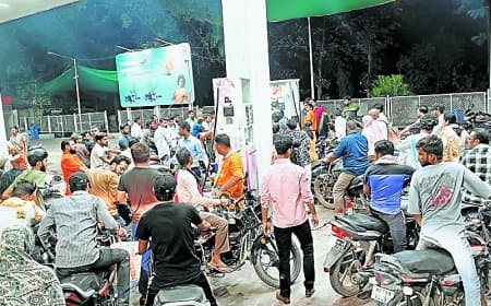 आधी ईंधन सप्लाई से थमी सतना की रफ्तार, बड़े पेट्रोल पंपों पर भी संकट गहराया आधी ईंधन सप्लाई से थमी सतना की रफ्तार, बड़े पेट्रोल पंपों पर भी संकट गहराया