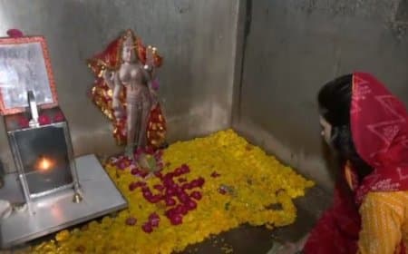 मध्यप्रदेश: 721 साल बाद धार में ऐतिहासिक ‘शुक्रवार’... भोजशाला में गूंजे वाग्देवी के जयकारे... और महाआरती मध्यप्रदेश: 721 साल बाद धार में ऐतिहासिक ‘शुक्रवार’... भोजशाला में गूंजे वाग्देवी के जयकारे... और महाआरती