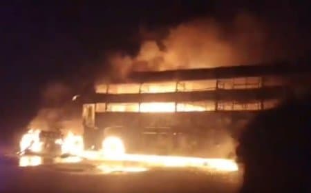 यूपी: लखनऊ एक्सप्रेसवे पर कंटेनर-बस की भिड़ंत... लगी आग, ड्राइवर जिंदा जला... 24 यात्री झुलसे यूपी: लखनऊ एक्सप्रेसवे पर कंटेनर-बस की भिड़ंत... लगी आग, ड्राइवर जिंदा जला... 24 यात्री झुलसे