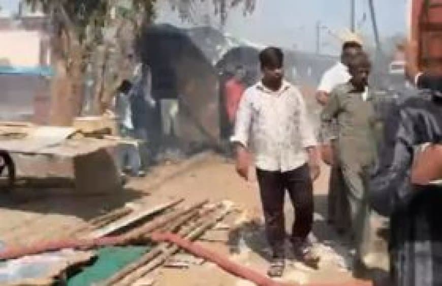 भोपाल टिंबर मार्केट अग्निकांड: बरखेड़ी में 20 फीट ऊंची आग की लपटें, रेलवे ट्रैक पर दहशत भोपाल टिंबर मार्केट अग्निकांड: बरखेड़ी में 20 फीट ऊंची आग की लपटें, रेलवे ट्रैक पर दहशत