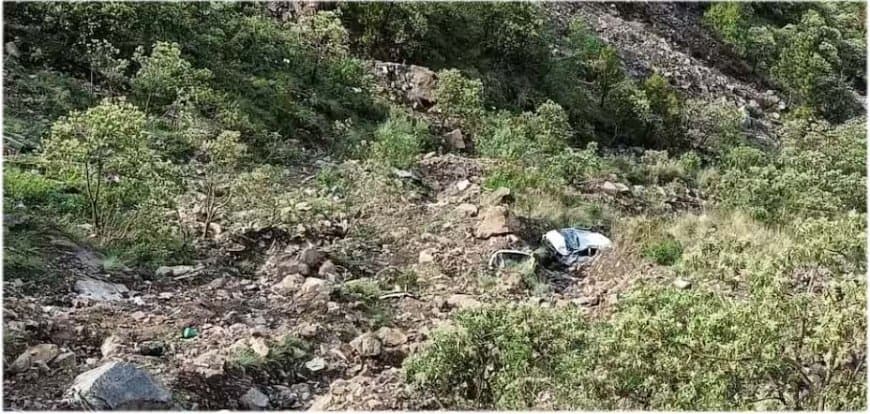 हिमाचल में भीषण सड़क हादसा... खाई में गिरी सैलानियों से भरी कार, गुजरात के छह लोगों की मौत हिमाचल में भीषण सड़क हादसा... खाई में गिरी सैलानियों से भरी कार, गुजरात के छह लोगों की मौत