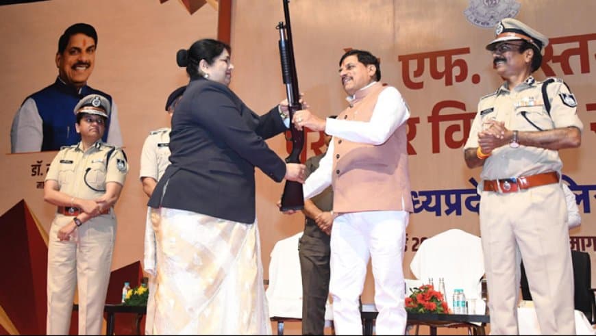 मप्र: 101 पुलिसकर्मियों को रूस्तमजी अवॉर्ड; सीएम ने की 10 हजार नई भर्ती और आवास की घोषणा मप्र: 101 पुलिसकर्मियों को रूस्तमजी अवॉर्ड; सीएम ने की 10 हजार नई भर्ती और आवास की घोषणा
