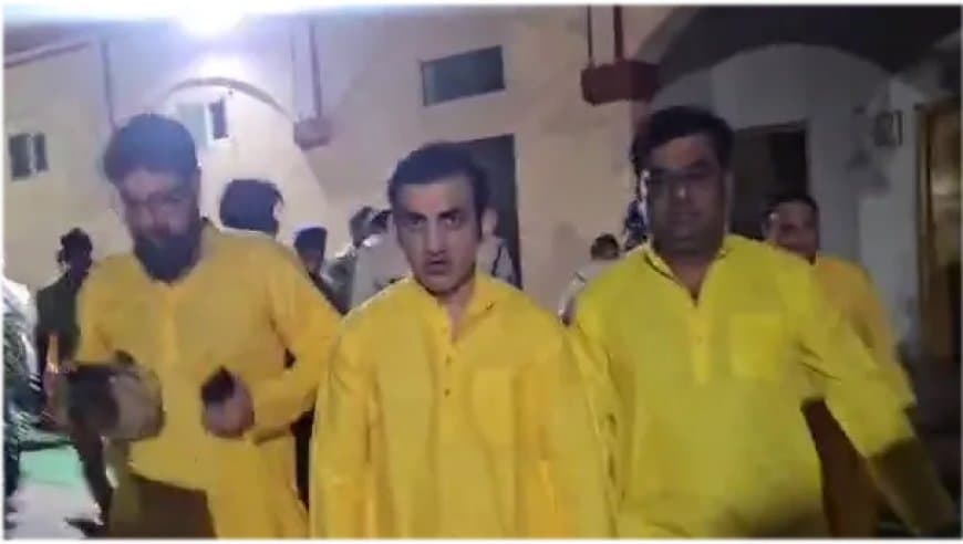 मध्यप्रदेश: धोती-कुर्ता में मां पीतांबरा की शरण में पहुंचे कोच गौतम गंभीर, दर्शन के बाद रात में की विशेष पूजा गौतम गंभीर अचानक बीती रात मध्यप्रदेश के दतिया पहुंचे।