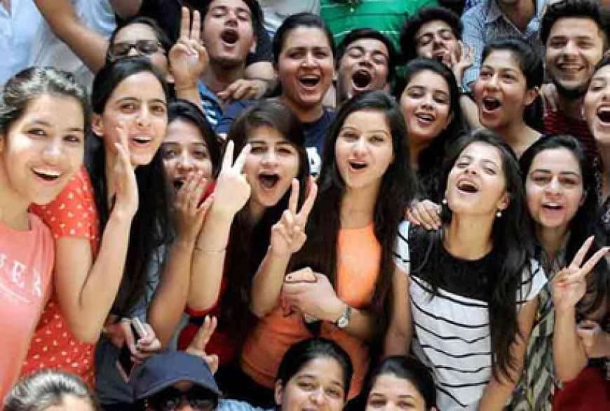 सीबीएसई 12वीं का रिजल्ट: लड़कियां 88.86%, लड़के 82.13 और भोपाल रीजन के 79.43% छात्र सफल सीबीएसई 12वीं का रिजल्ट: लड़कियां 88.86%, लड़के 82.13 और भोपाल रीजन के 79.43% छात्र सफल