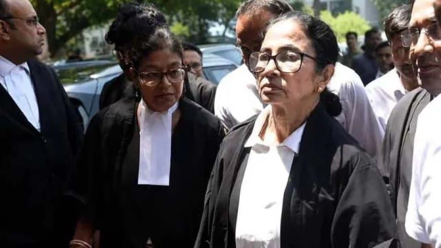 बंगाल: वकील की पोशाक में ममता बनर्जी पहुंची हाईकोर्ट... चोर-चोर के लगे नारों का करना पड़ा सामना बंगाल: वकील की पोशाक में ममता बनर्जी पहुंची हाईकोर्ट... चोर-चोर के लगे नारों का करना पड़ा सामना