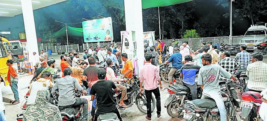 आधी ईंधन सप्लाई से थमी सतना की रफ्तार, बड़े पेट्रोल पंपों पर भी संकट गहराया आधी ईंधन सप्लाई से थमी सतना की रफ्तार, बड़े पेट्रोल पंपों पर भी संकट गहराया