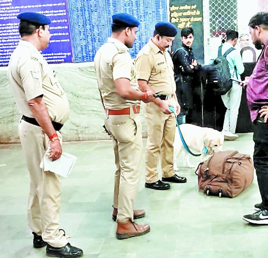 बॉडी बर्न कैमरों से लैस होगी आरपीएफ, ट्रेनों और स्टेशन पर बढ़ेगी निगरानी सुरक्षा बॉडी बर्न कैमरों से लैस होगी आरपीएफ, ट्रेनों और स्टेशन पर बढ़ेगी निगरानी सुरक्षा