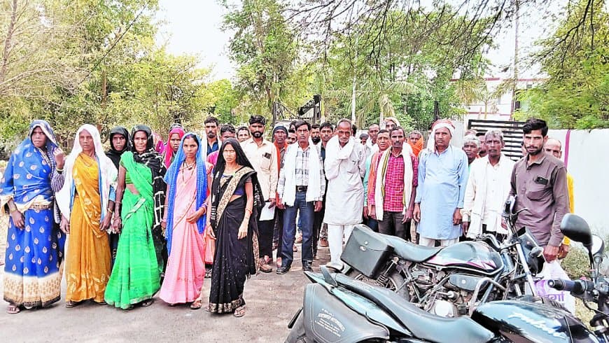 तेंदूपत्ता डेली को लेकर ग्रामीणों का फूटा गुस्सा रेंजर व नोडल अधिकारी पर लगाए पक्षपात के आरोप तेंदूपत्ता डेली को लेकर ग्रामीणों का फूटा गुस्सा रेंजर व नोडल अधिकारी पर लगाए पक्षपात के आरोप