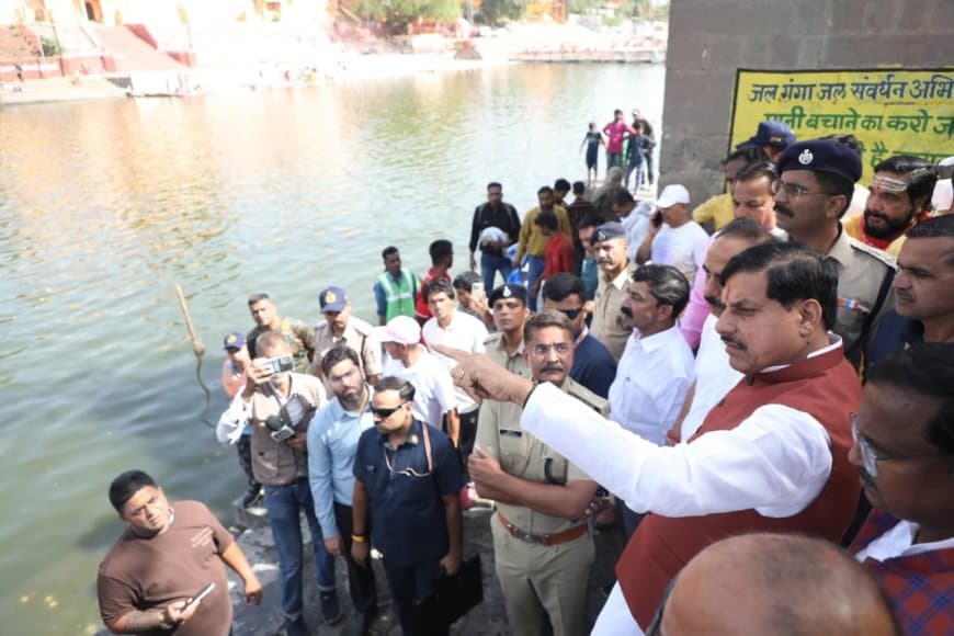मध्यप्रदेश: सीएम मोहन बोले- उज्जैन की जनता सिंहस्थ -2028 के कार्यों में सहयोग कर पेश कर रही नई मिसाल मुख्यमंत्री डॉ. मोहन यादव ने उज्जैन के रामघाट पर सिंहस्थ : 2028 के मद्देनजर निर्माणाधीन कार्यों का अवलोकन किया।