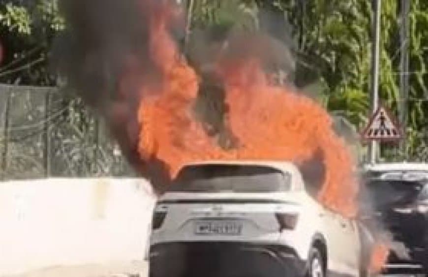 भोपाल में चलती SUV बनी आग का गोला, शोरूम की लापरवाही पर मालिक ने काटा हंगामा भोपाल में चलती SUV बनी आग का गोला, शोरूम की लापरवाही पर मालिक ने काटा हंगामा