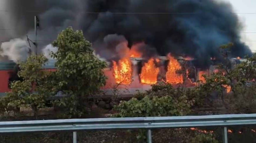 मध्यप्रदेश: रतलाम में राजधानी एक्सप्रेस बनी द बर्निंग ट्रेन... के एसी कोच के यात्रियों में अफरा-तफरी... सब सुरक्षित मध्यप्रदेश: रतलाम में राजधानी एक्सप्रेस बनी द बर्निंग ट्रेन... के एसी कोच के यात्रियों में अफरा-तफरी... सब सुरक्षित