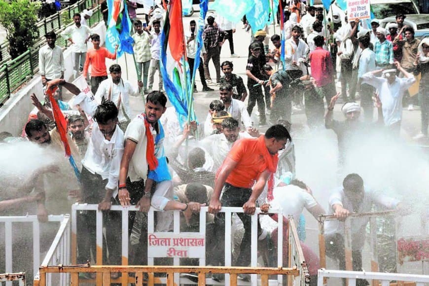 डिप्टी सीएम के आवास का घेराव करने जा रहे कार्यकर्ताओं को रास्ते में रोका, चलाना पड़ा वाटर कैनन, आंसू गैस डिप्टी सीएम के आवास का घेराव करने जा रहे कार्यकर्ताओं को रास्ते में रोका, चलाना पड़ा वाटर कैनन, आंसू गैस