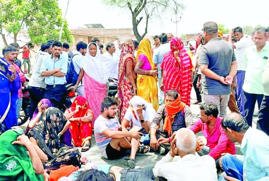 कोल वाहन की टक्कर से युवक मौत, आक्रोशित ग्रामीणों ने सड़क पर लगाया जाम कोल वाहन की टक्कर से युवक मौत, आक्रोशित ग्रामीणों ने सड़क पर लगाया जाम