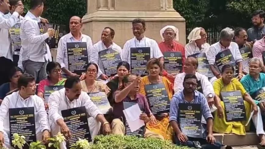 पश्चिम बंगाल: हार के बाद संकट में TMC? ममता बनर्जी के प्रदर्शन से 46 विधायक रहे गायब पश्चिम बंगाल: हार के बाद संकट में TMC? ममता बनर्जी के प्रदर्शन से 46 विधायक रहे गायब