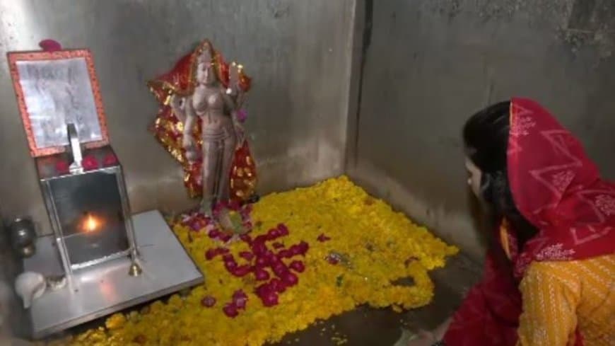 मध्यप्रदेश: 721 साल बाद धार में ऐतिहासिक ‘शुक्रवार’... भोजशाला में गूंजे वाग्देवी के जयकारे... और महाआरती मध्यप्रदेश: 721 साल बाद धार में ऐतिहासिक ‘शुक्रवार’... भोजशाला में गूंजे वाग्देवी के जयकारे... और महाआरती