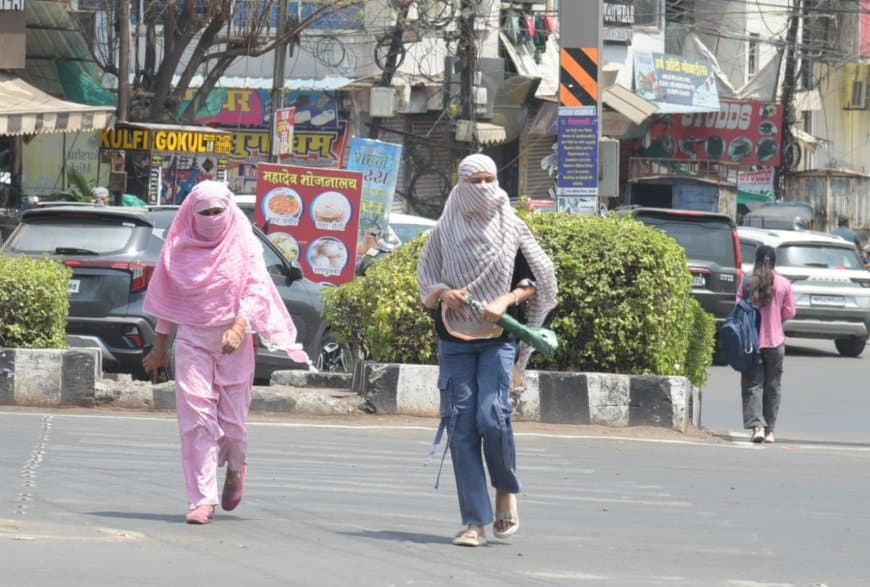 तप रहा देश: कई शहरों में पारा 45 डिग्री के पार... मध्यप्रदेश के चार जिलों में लू का रेड अलर्ट... सड़कों पर पसरा सन्नाटा तप रहा देश: कई शहरों में पारा 45 डिग्री के पार... मध्यप्रदेश के चार जिलों में लू का रेड अलर्ट... सड़कों पर पसरा सन्नाटा